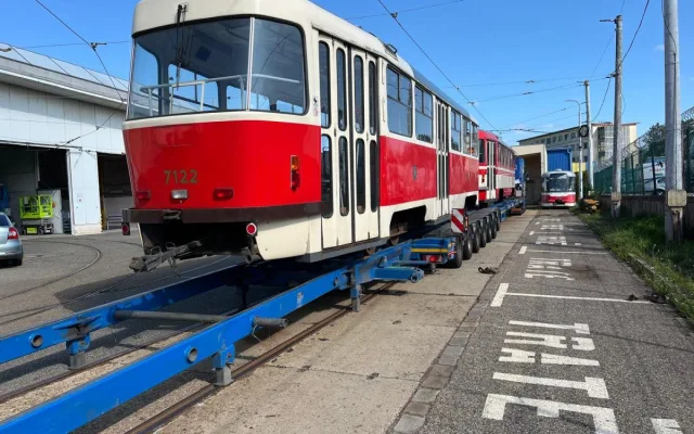 VIDEO: V dílnách brněnského dopravce opraví šest pražských retro tramvají
