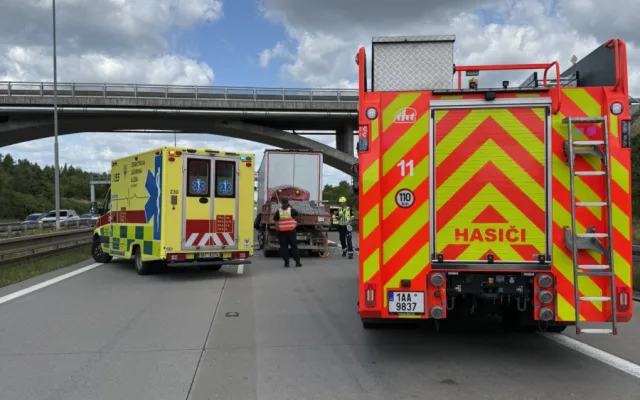 Při nehodě na pražském okruhu zemřeli dva lidé, doprava na letiště stojí