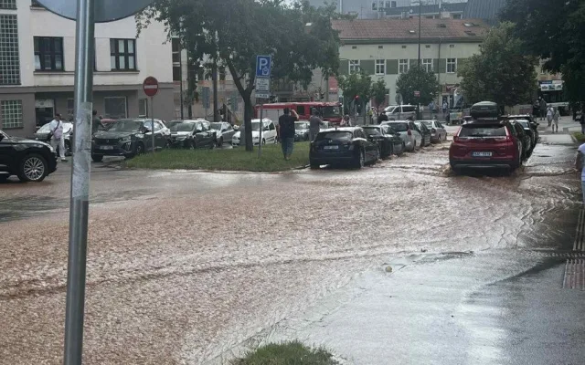V Libni prasklo potrubí, voda zaplavila okolí