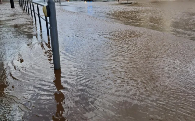 V Libni prasklo potrubí, voda zaplavila okolí