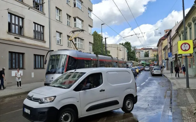 V Libni prasklo potrubí, voda zaplavila okolí