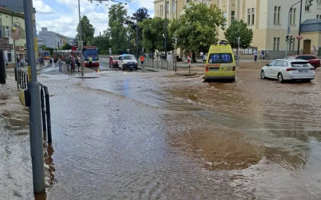 V Libni prasklo potrubí, voda zaplavila okolí