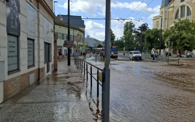 V Libni prasklo potrubí, voda zaplavila okolí