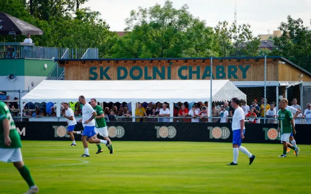 FOTO: Nedvěd, Fowler, Poborský. Dolní Chabry oslavily sto let fotbalu ve velkém stylu