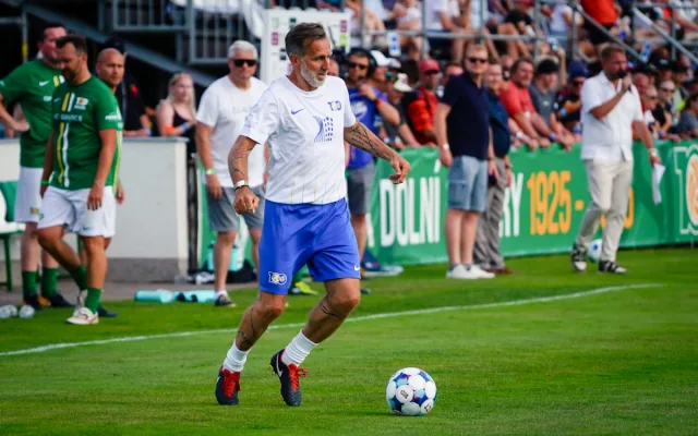 FOTO: Nedvěd, Fowler, Poborský. Dolní Chabry oslavily sto let fotbalu ve velkém stylu