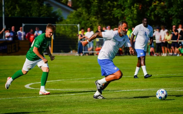 FOTO: Nedvěd, Fowler, Poborský. Dolní Chabry oslavily sto let fotbalu ve velkém stylu