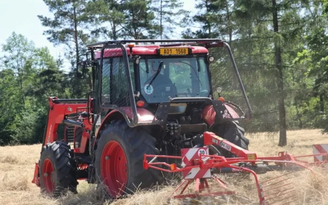 Záchranná stanice dostává seno z pražských luk. Kvůli srnčatům je kontrolují dronem
