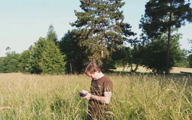 Záchranná stanice dostává seno z pražských luk. Kvůli srnčatům je kontrolují dronem