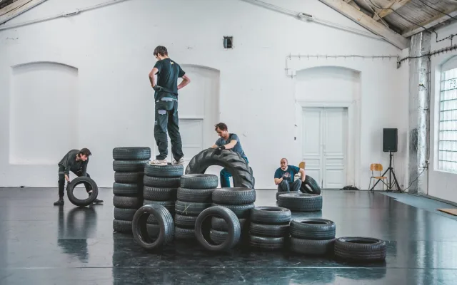 Viktor Černický spolu se svými třemi kolegy zapojí do hry balanc a pneumatiky. (Foto Jakub Dušek)