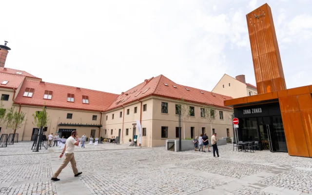 Nuselský pivovar přestavěli za dohledu památkářů. Lidé nakupují u původních sloupů