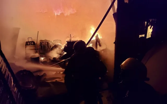 Požár pneuservisu zaměstnal v noci pražské hasiče