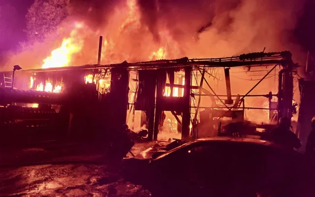 Požár pneuservisu zaměstnal v noci pražské hasiče
