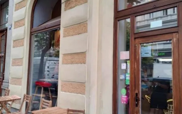 Přetékající odpad, maso v teple. Nebezpečný fastfood na Vinohradech na místě zavřeli