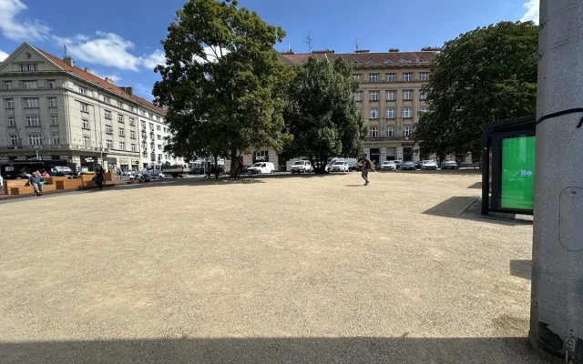 Místo cest vyšlapaných v trávě poušť. Lidé kritizují úpravu části Kulaťáku