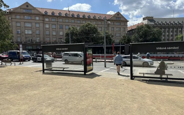 Místo cest vyšlapaných v trávě poušť. Lidé kritizují úpravu části Kulaťáku