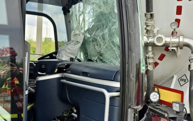Na Pražském okruhu u letiště boural autobus s dětmi. Nehoda omezila dopravu