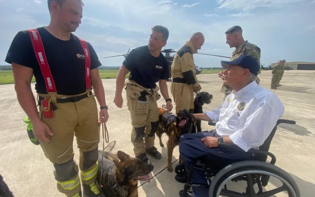 VIDEO: V Texasu pomáhají i hasiči z Prahy. Práci jim ztěžují jedovatí hadi i déšť