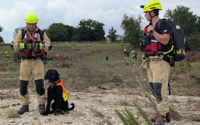 VIDEO: V Texasu pomáhají i hasiči z Prahy. Práci jim ztěžují jedovatí hadi i déšť