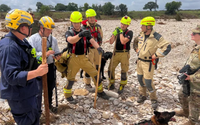 VIDEO: V Texasu pomáhají i hasiči z Prahy. Práci jim ztěžují jedovatí hadi i déšť