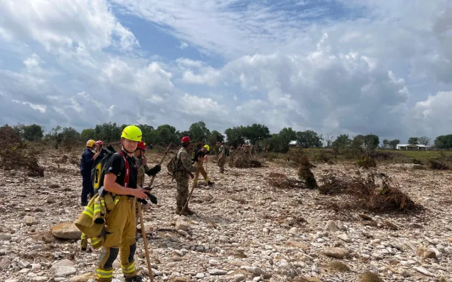 VIDEO: V Texasu pomáhají i hasiči z Prahy. Práci jim ztěžují jedovatí hadi i déšť