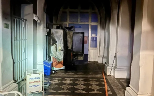 Noční drama U Apolináře. Hořel automat na kávu, nejen novorozenci museli pryč