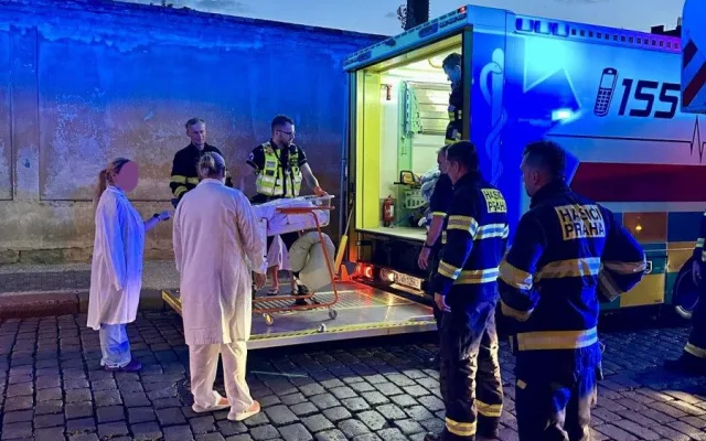 Noční drama U Apolináře. Hořel automat na kávu, nejen novorozenci museli pryč