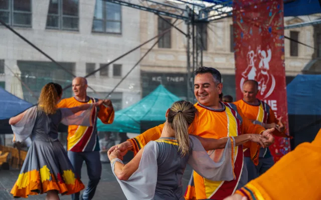 Hudba, tanec a barvy. Prahou prošel mezinárodní průvod folklorních souborů