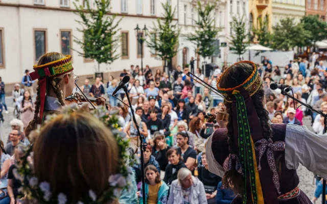 Hudba, tanec a barvy. Prahou prošel mezinárodní průvod folklorních souborů