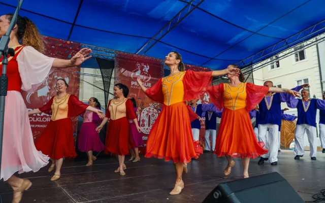 Hudba, tanec a barvy. Prahou prošel mezinárodní průvod folklorních souborů