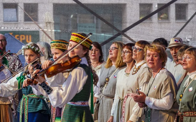 Hudba, tanec a barvy. Prahou prošel mezinárodní průvod folklorních souborů