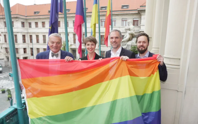 Vlajku na magistrátu vyvěsil primátor Bohuslav Svoboda, náměstek Zdeněk Hřib a radní Adam Zábranský.