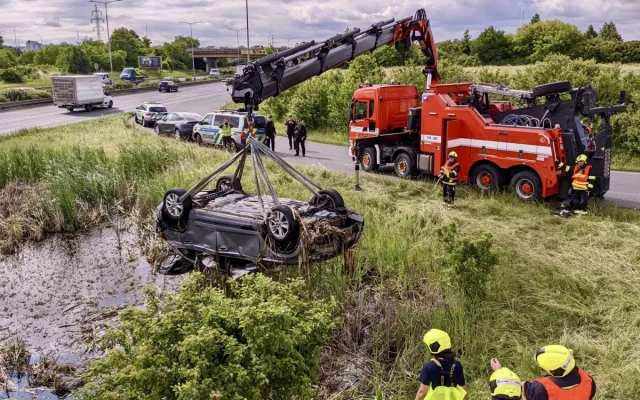 Žena sjela s dcerou v autě do nádrže. Před utopením je zachránil Jiří