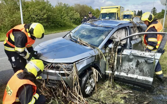 Žena sjela s dcerou v autě do nádrže. Před utopením je zachránil Jiří