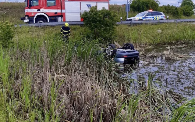 Žena sjela s dcerou v autě do nádrže. Před utopením je zachránil Jiří