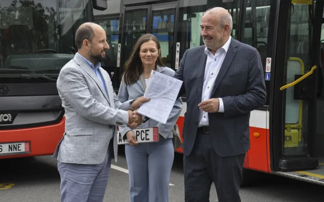Praha darovala Ukrajině 15 autobusů, celkem tam poslala 71 vozidel