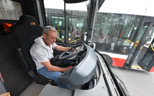 Praha darovala Ukrajině 15 autobusů, celkem tam poslala 71 vozidel