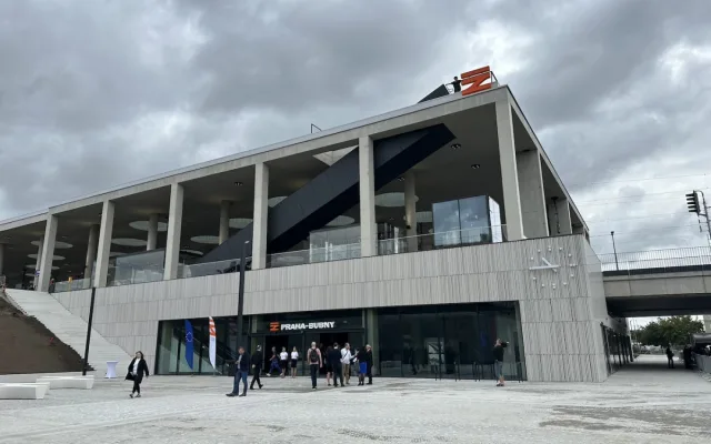 Terasu nádraží Bubny nakonec otevřou, ale omezeně. Už ji stihl počmárat vandal