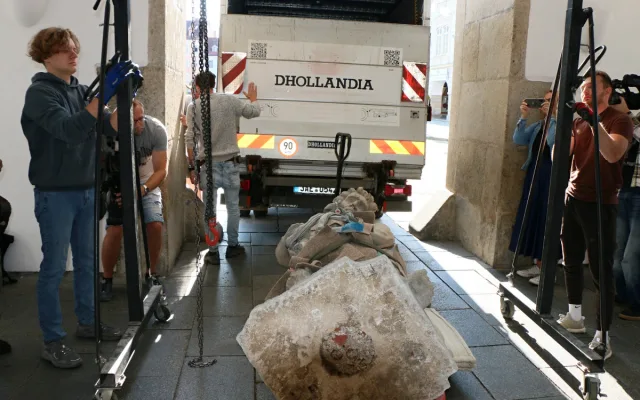 Socha Samsona opustila poprvé po 300 letech Budějce. Míří na výstavu do Prahy