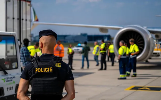 Policejní manévry na pražském letišti. Útvar rychlého nasazení dohlížel na převoz fosilií