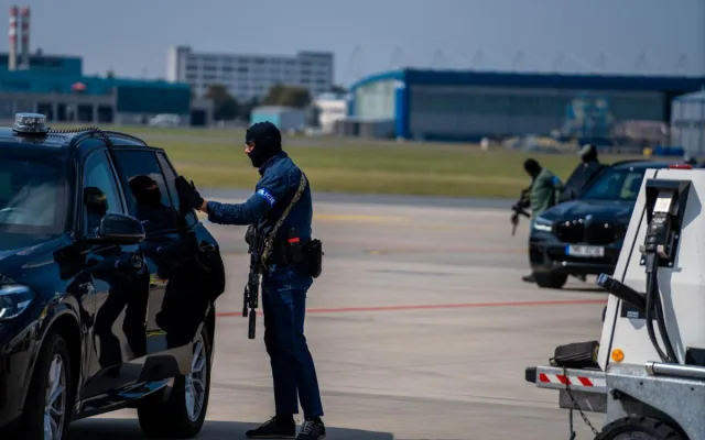 Policejní manévry na pražském letišti. Útvar rychlého nasazení dohlížel na převoz fosilií