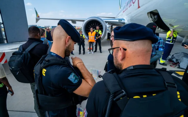 Policejní manévry na pražském letišti. Útvar rychlého nasazení dohlížel na převoz fosilií