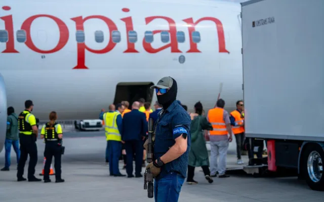 Policejní manévry na pražském letišti. Útvar rychlého nasazení dohlížel na převoz fosilií