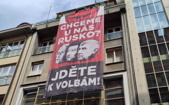 Skupina Kaputin vyvěsila na budovách v Praze plakát s Putinem a českými politiky