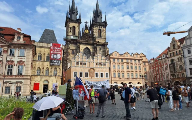 Skupina Kaputin vyvěsila na budovách v Praze plakát s Putinem a českými politiky