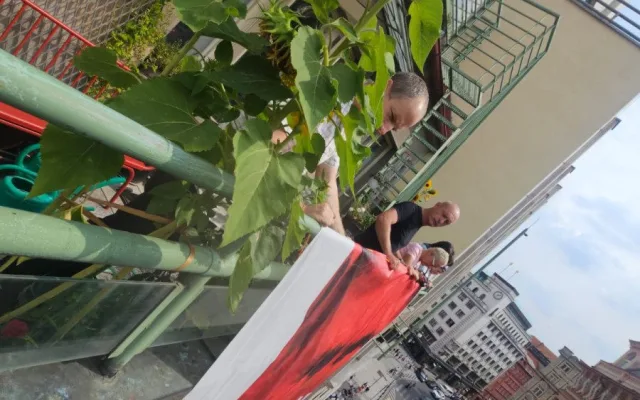 Skupina Kaputin vyvěsila na budovách v Praze plakát s Putinem a českými politiky