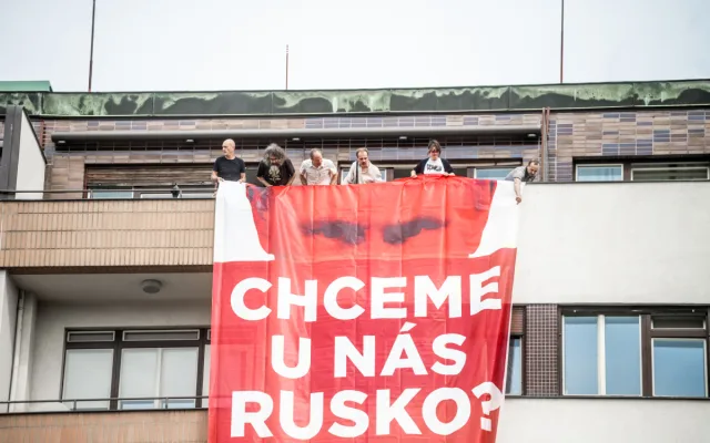 Skupina Kaputin vyvěsila na budovách v Praze plakát s Putinem a českými politiky