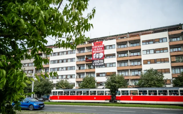 Skupina Kaputin vyvěsila na budovách v Praze plakát s Putinem a českými politiky