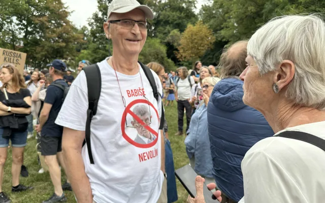 FOTO: Jdi domů, Ivane! Před ruskou ambasádou protestují stovky lidí
