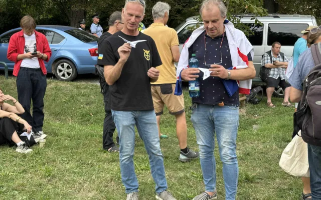 FOTO: Jdi domů, Ivane! Před ruskou ambasádou protestují stovky lidí