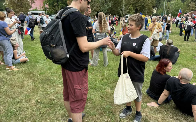 FOTO: Jdi domů, Ivane! Před ruskou ambasádou protestují stovky lidí